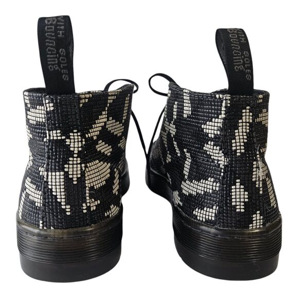 DR MARTENS Women 7 Daytona Aztec 2 Hole Wave Black White Bootie Ankle Boots EU38 - Picture 5 of 9